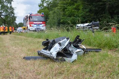 Schwerer Verkehrsunfall - Pkw knallt gegen Baum 